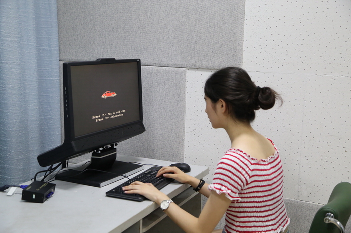 ☆眼动实验室（Tobii眼动仪）-学生做实验.jpg