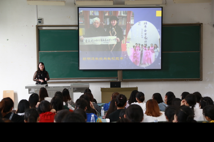 重庆两江新区康美二小杨敏校长.jpg